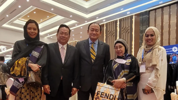 Royal Ramadhan Iftar with Prime Ministers Anwar Ebrahim of Malaysia, and Prime Minister Hun Sen of Cambodia. Also standing in the picture is the Twin Rams CEO Jadeeyah Abang.